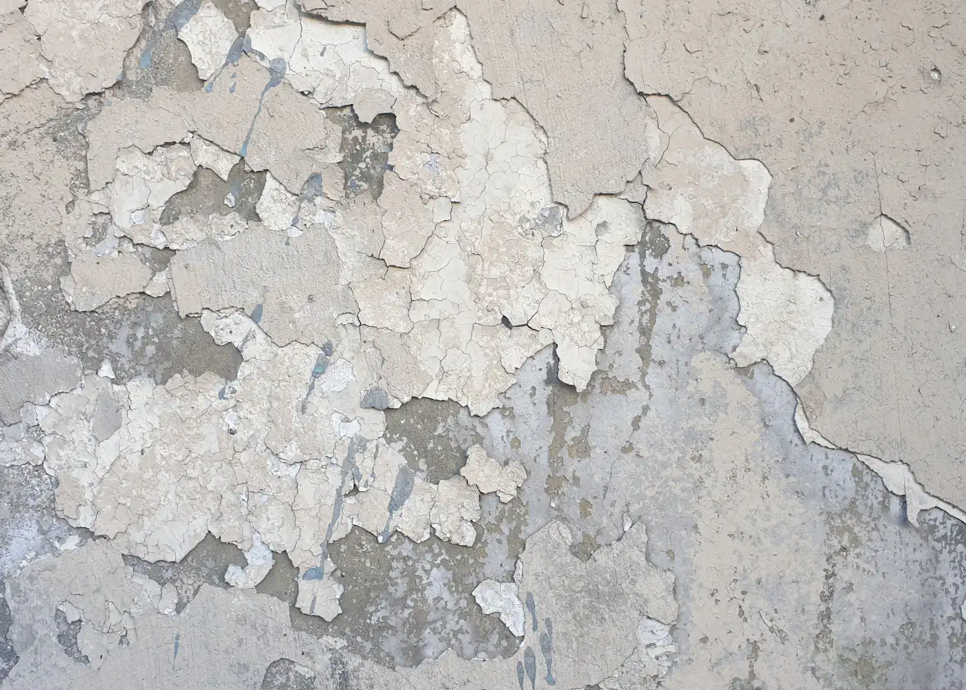 Antes: pared con pintura descascarada por la humedad